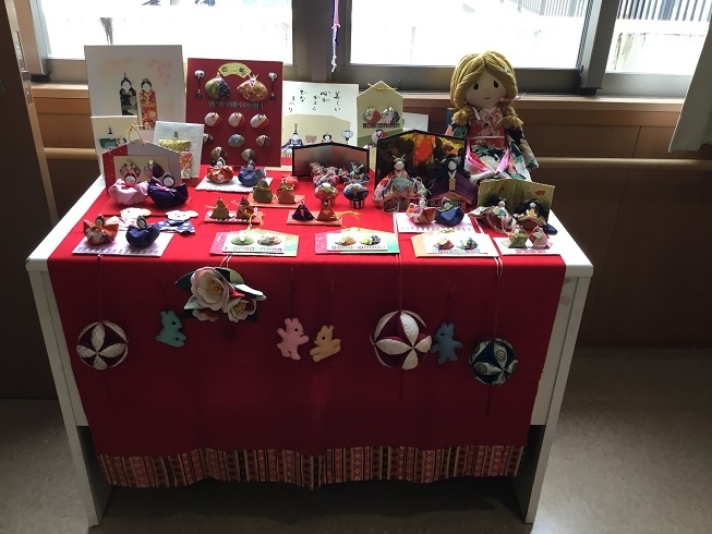 ケアハウスやまぶきでひな祭り飾りを作りました