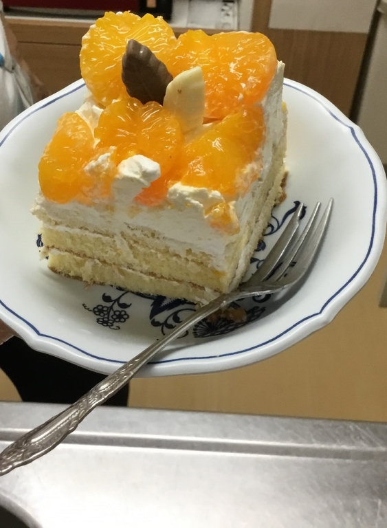 ショートケーキにカットして皆さんどうぞ