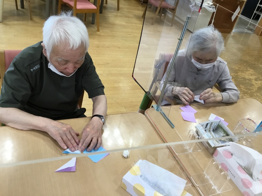 花びらの部分は折り紙で