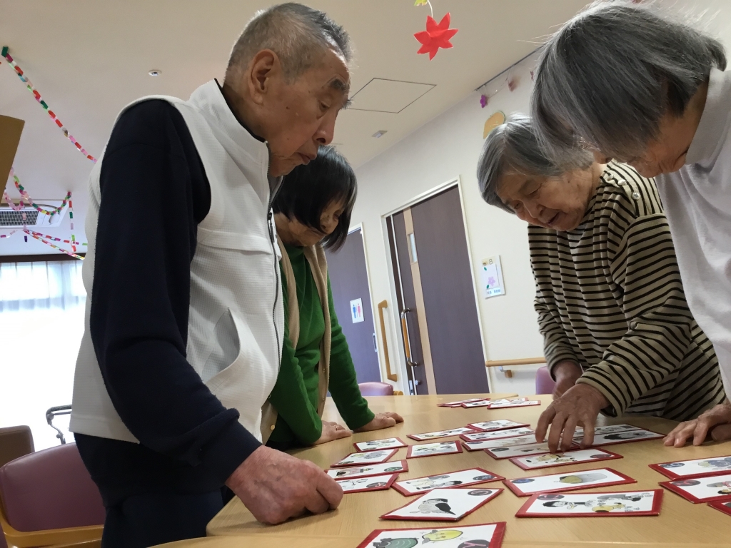 大判かるた取り頑張ってます♡