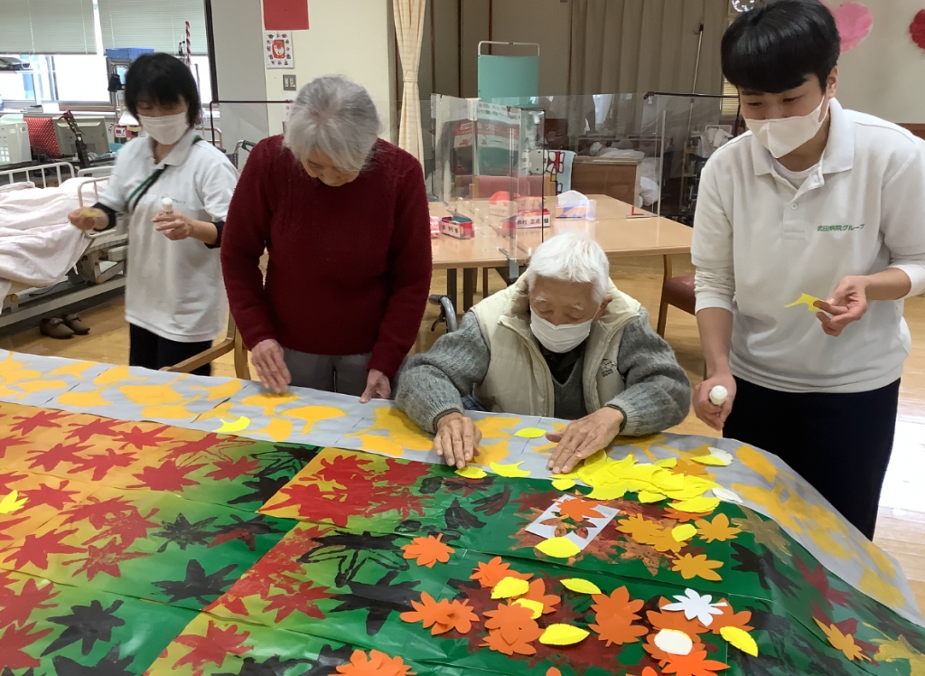 秋の壁画作成「スタンプ紅葉」完成！！