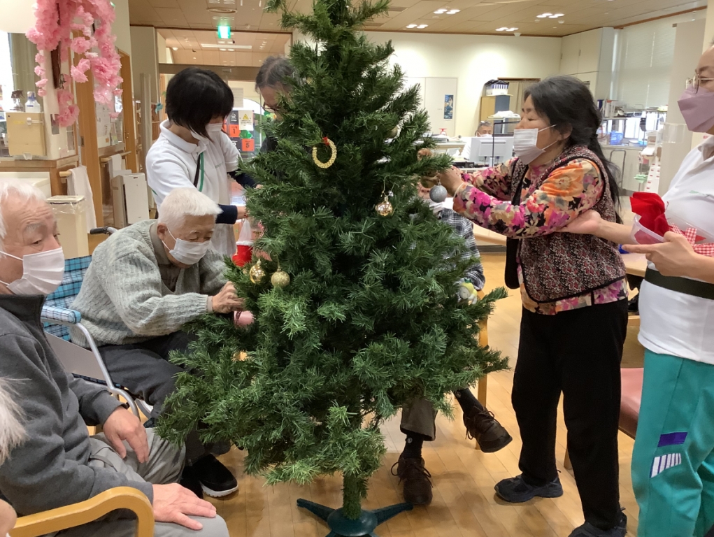 毎年恒例「クリスマスツリーの飾りつけ」