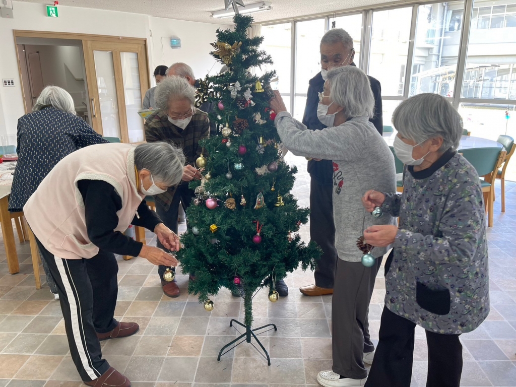 クリスマスツリー飾り付け