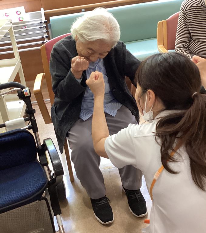 まずは握力測定です。