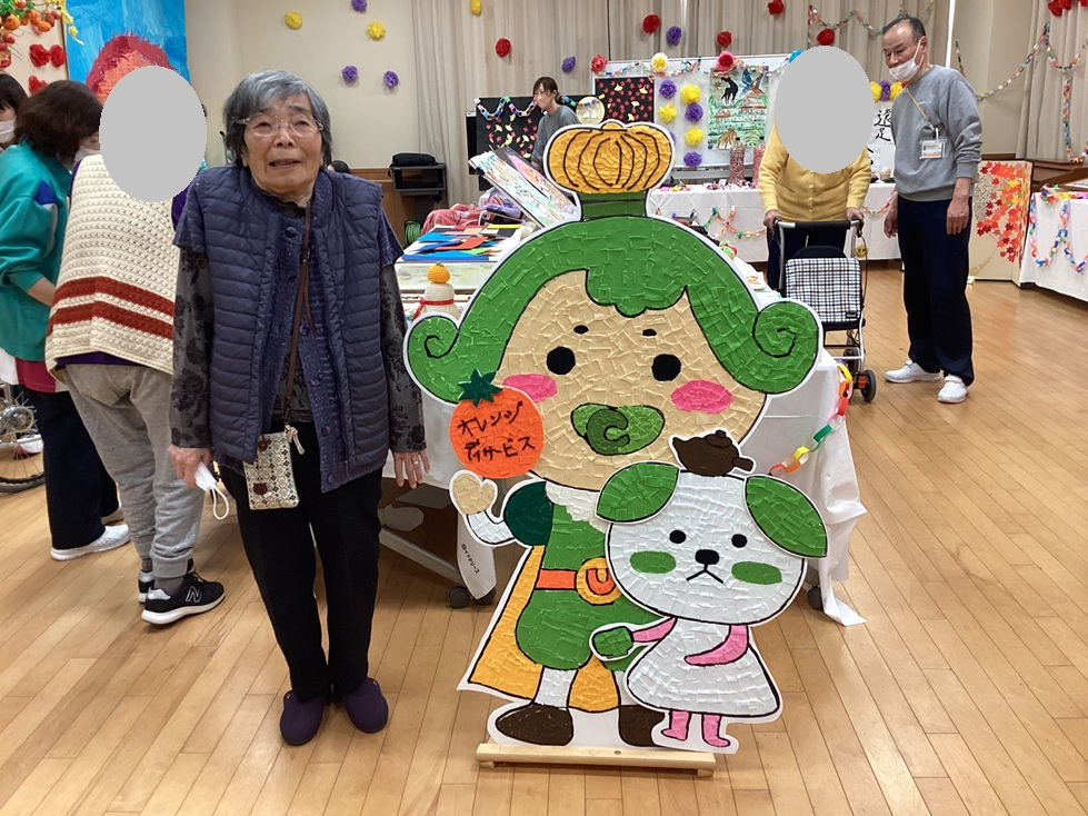 📸 オレンジデイサービスは貼り絵を展示！