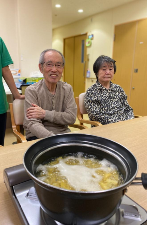 ほくほく笑顔の芋ぜんざい作り