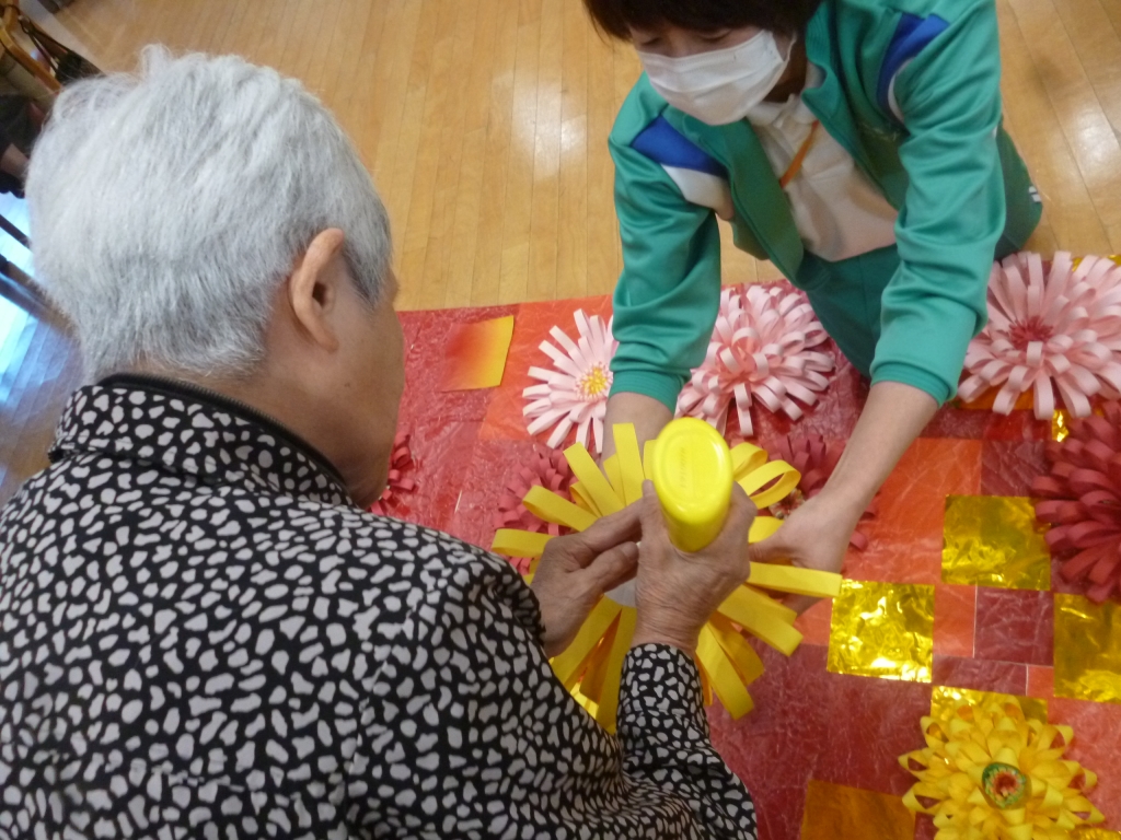 たくさんの菊の花を背景につけていきます