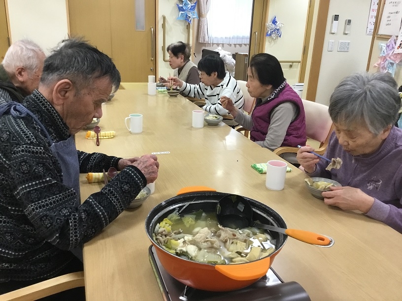 みんなでさぁ、食事開始！