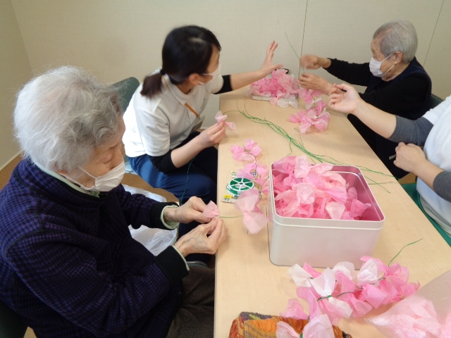 特養ショート利用者さまとしだれ桜作り！