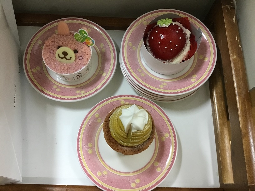 かわいいお皿にケーキをのせて