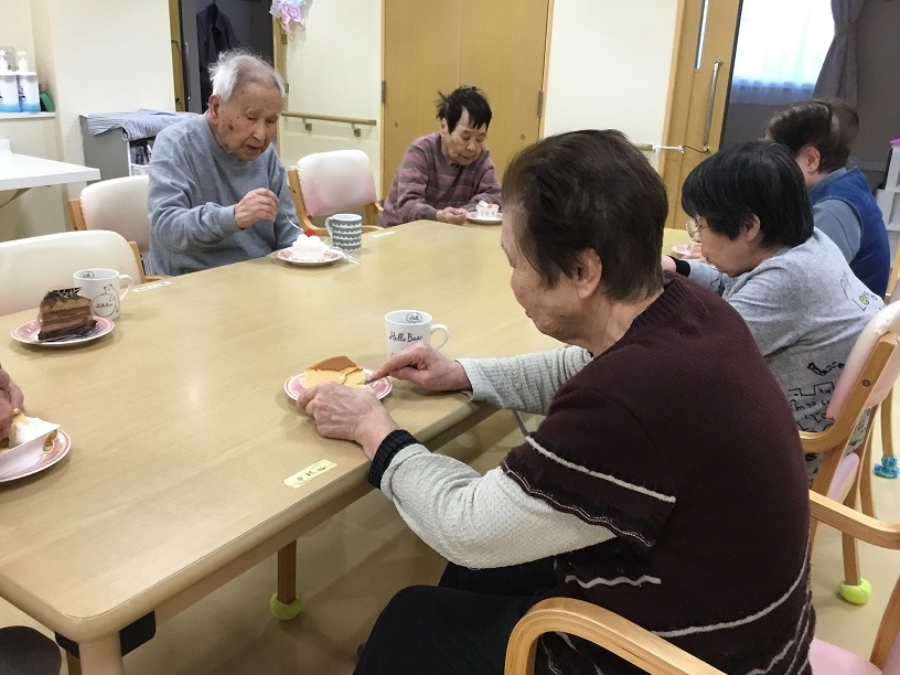 皆さんで食べておられる様子です